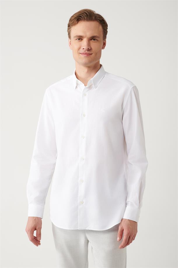 Beyaz Alttan Britli Yaka Jakar Desenli Pamuklu Slim Fit Gömlek