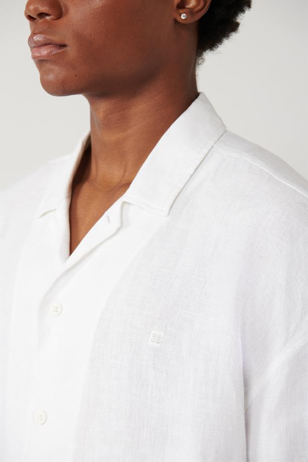 Beyaz Apaj Yaka %100 Keten Kısa Kol Rahat Kesim Comfort Fit Gömlek