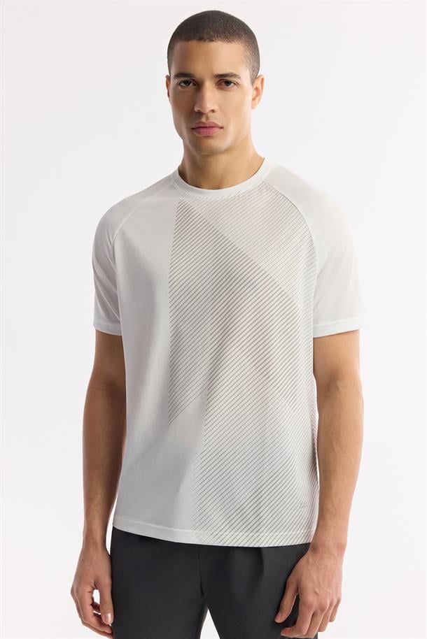Beyaz Bisiklet Yaka Geometrik Desenli Teknik Kumaş Detaylı T-Shirt
