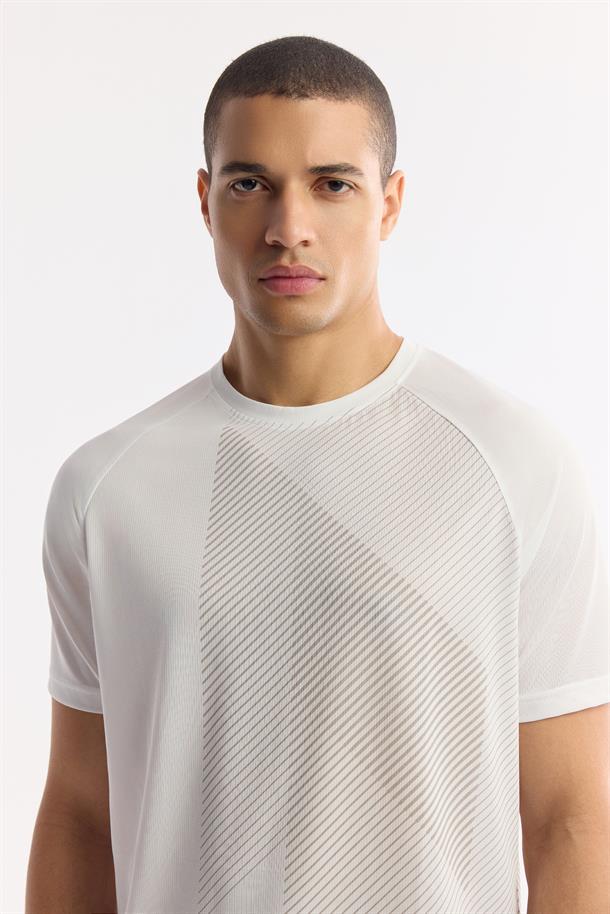 Beyaz Bisiklet Yaka Geometrik Desenli Teknik Kumaş Detaylı T-Shirt