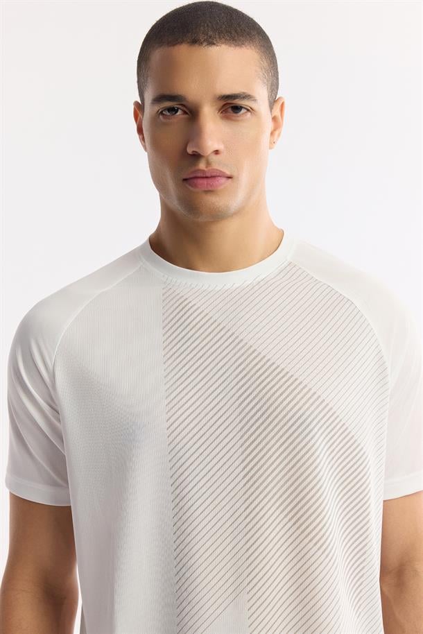 Beyaz Bisiklet Yaka Geometrik Desenli Teknik Kumaş Detaylı T-Shirt