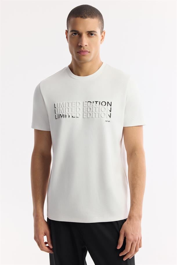 Beyaz Bisiklet Yaka Gofre Baskılı İnterlok T-Shirt