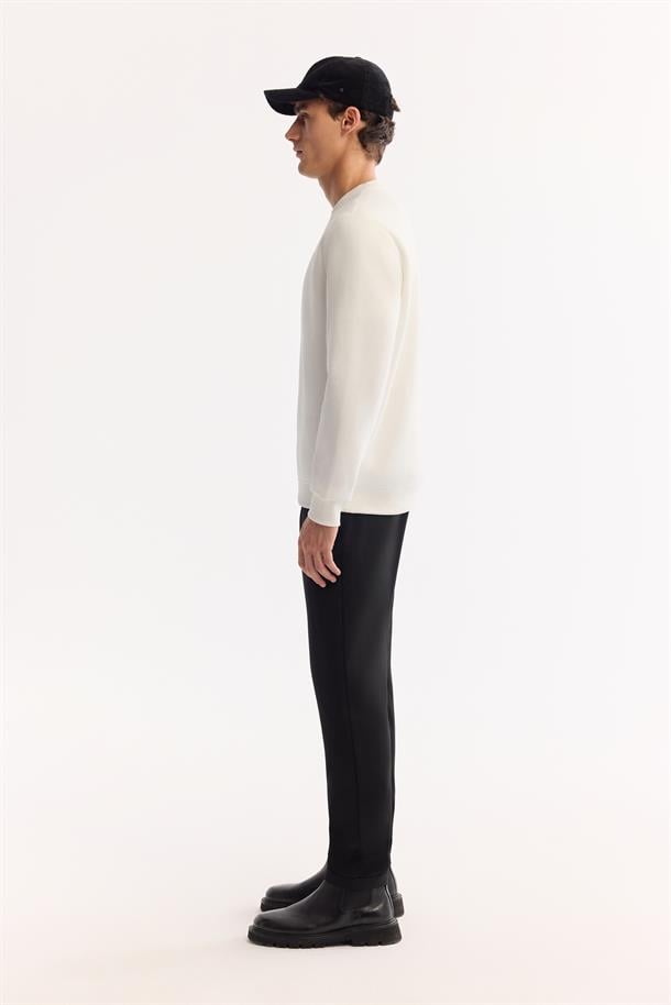 Beyaz Bisiklet Yaka İçi 3 İplik Şardonlu Sweatshirt