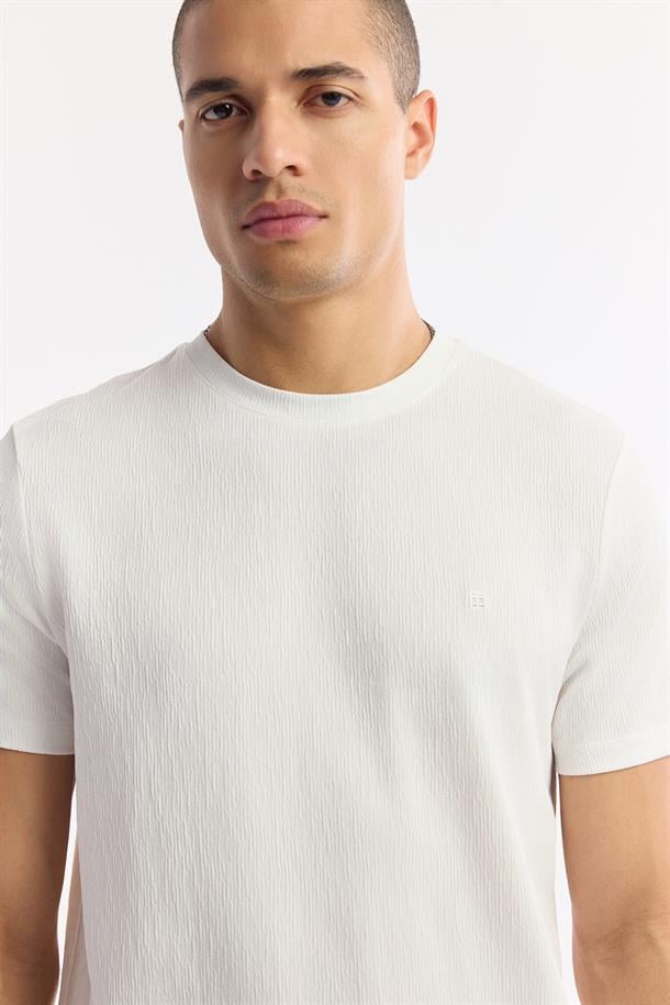 Beyaz Bisiklet Yaka Jakarlı Basic T-Shirt