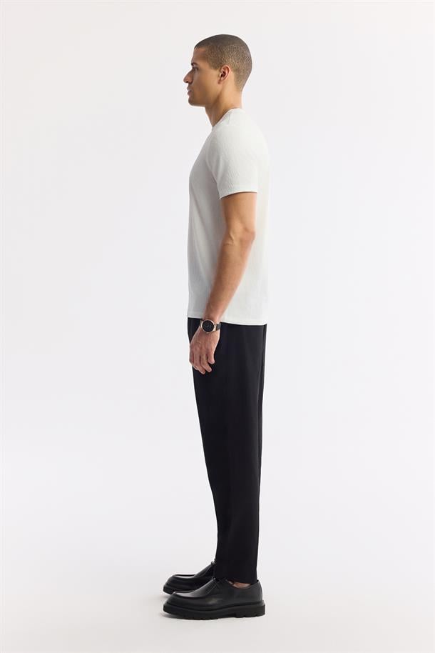 Beyaz Bisiklet Yaka Jakarlı Basic T-Shirt