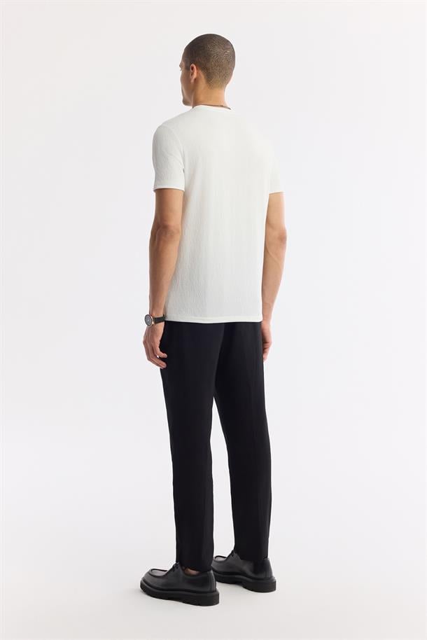 Beyaz Bisiklet Yaka Jakarlı Basic T-Shirt