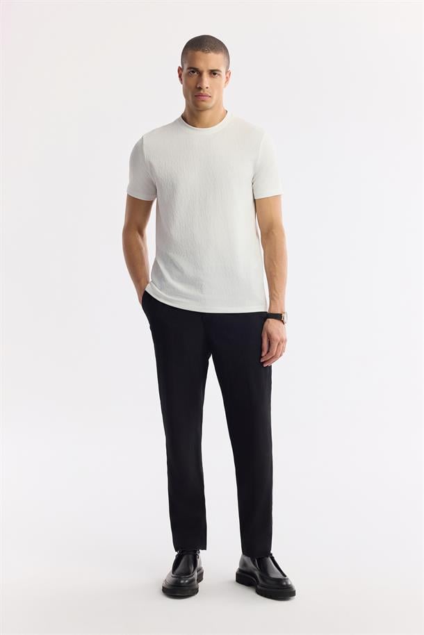 Beyaz Bisiklet Yaka Jakarlı Basic T-Shirt