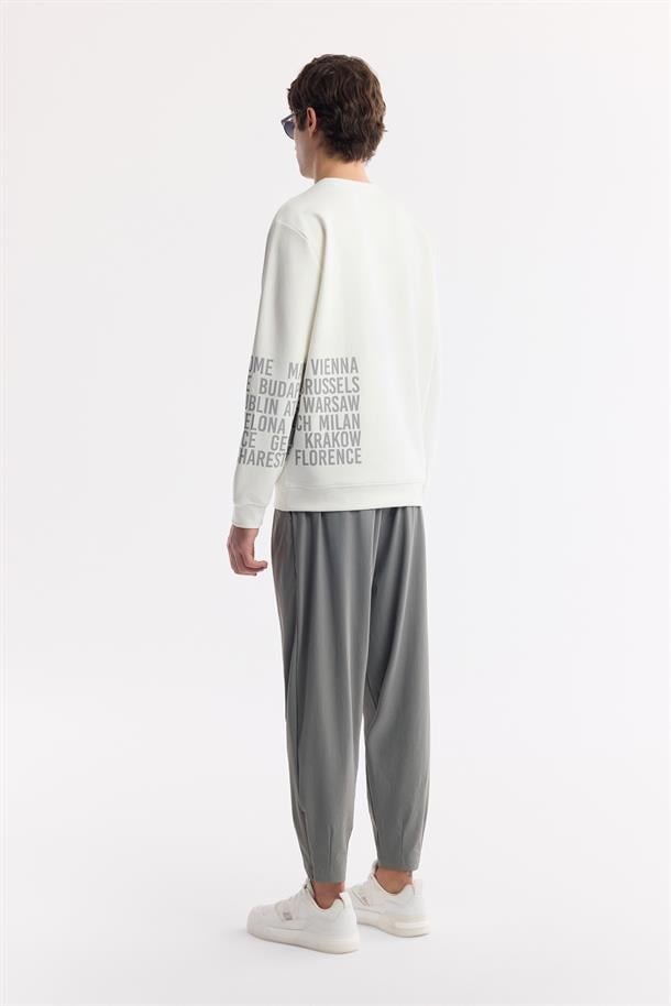 Beyaz Bisiklet Yaka Kolda ve Göğüste Slogan Baskılı İnterlok Sweatshirt