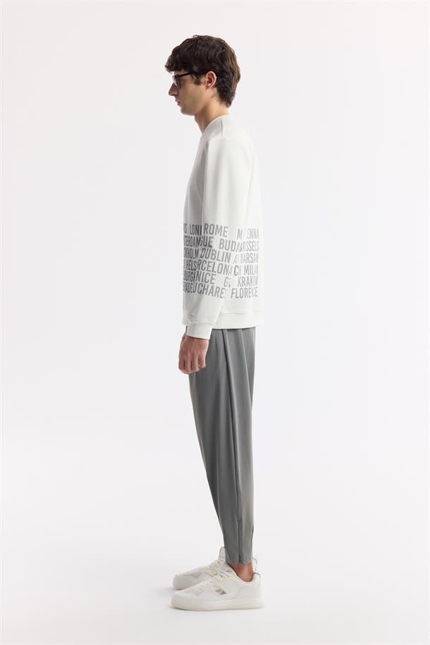 Beyaz Bisiklet Yaka Kolda ve Göğüste Slogan Baskılı İnterlok Sweatshirt