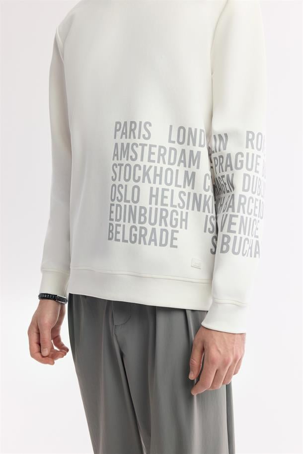 Beyaz Bisiklet Yaka Kolda ve Göğüste Slogan Baskılı İnterlok Sweatshirt