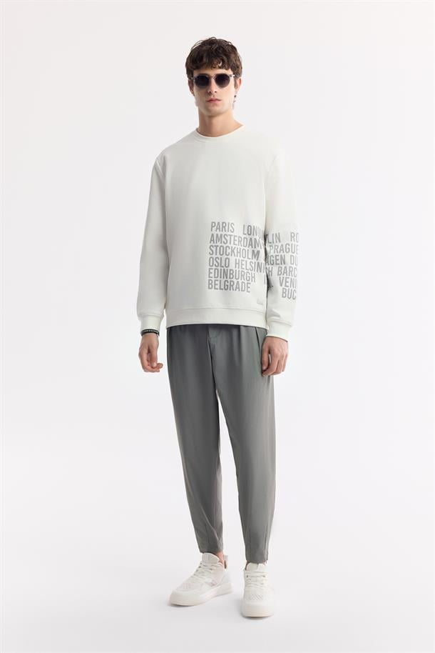 Beyaz Bisiklet Yaka Kolda ve Göğüste Slogan Baskılı İnterlok Sweatshirt