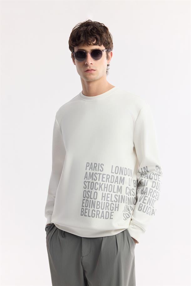 Beyaz Bisiklet Yaka Kolda ve Göğüste Slogan Baskılı İnterlok Sweatshirt