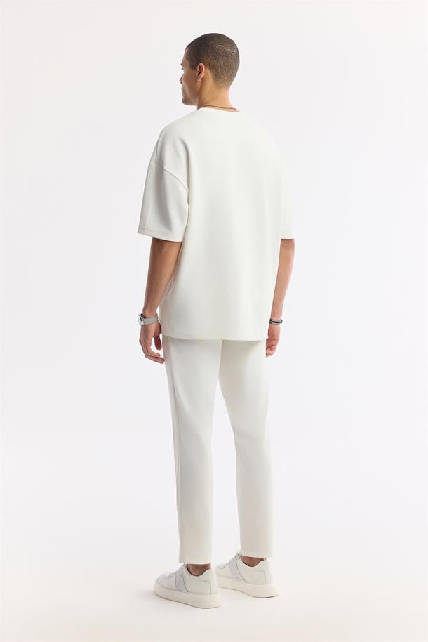 Beyaz Bisiklet Yaka Oversize Jakarlı T-Shirt