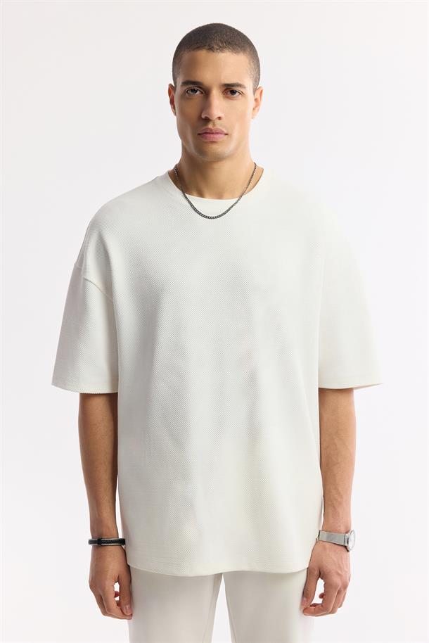 Beyaz Bisiklet Yaka Oversize Jakarlı T-Shirt