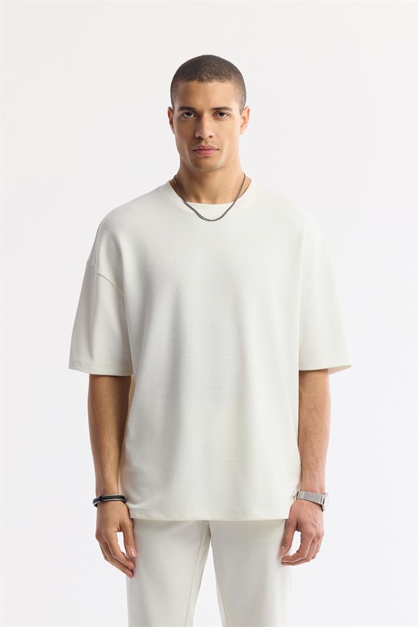 Beyaz Bisiklet Yaka Oversize Jakarlı T-Shirt