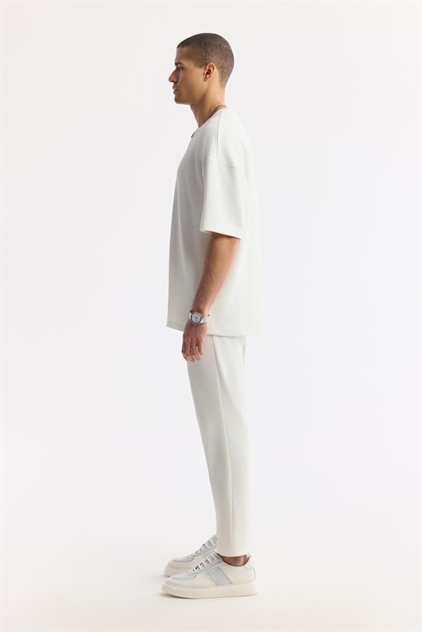 Beyaz Bisiklet Yaka Oversize Jakarlı T-Shirt