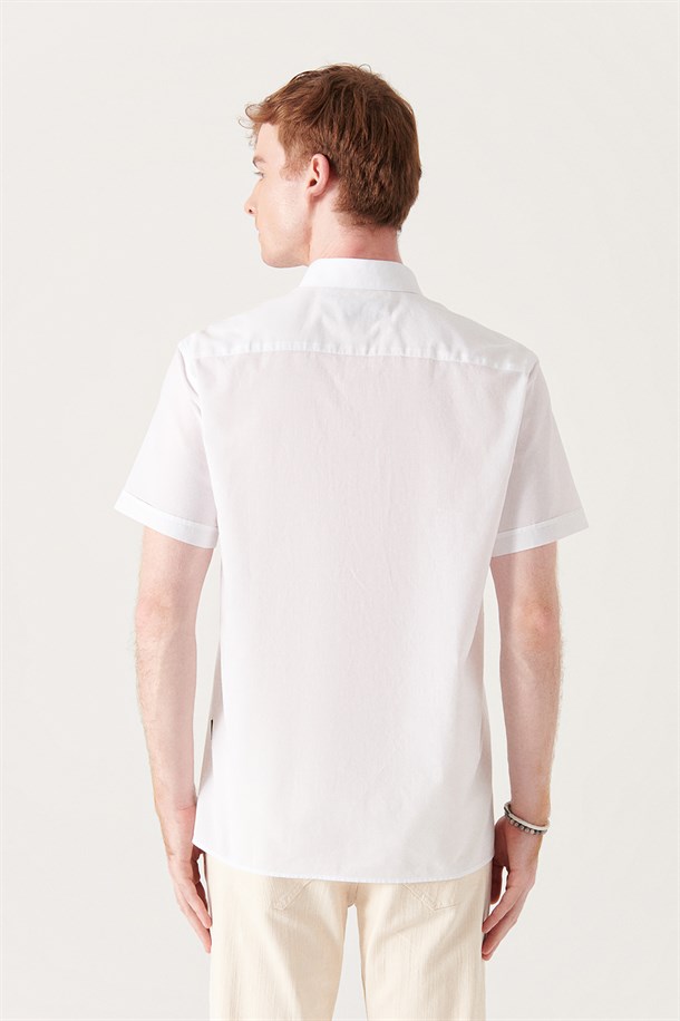 Beyaz Düz Alttan Britli Yaka Regular Fit Kısa Kol Vual Gömlek
