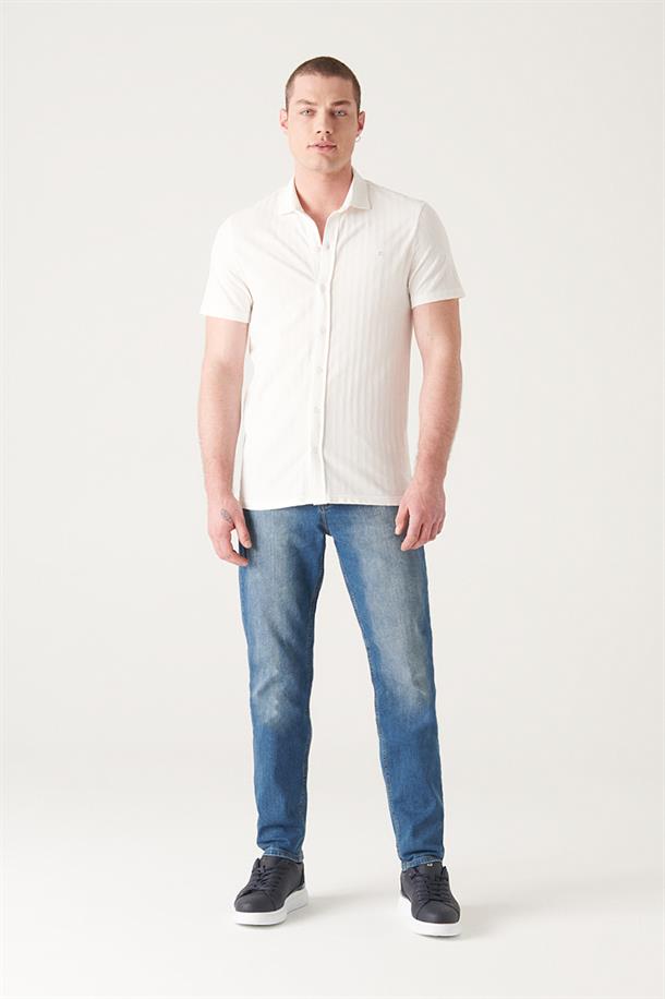 Beyaz Jakarlı Klasik Yaka Comfort Fit Kısa Kol Örme Gömlek