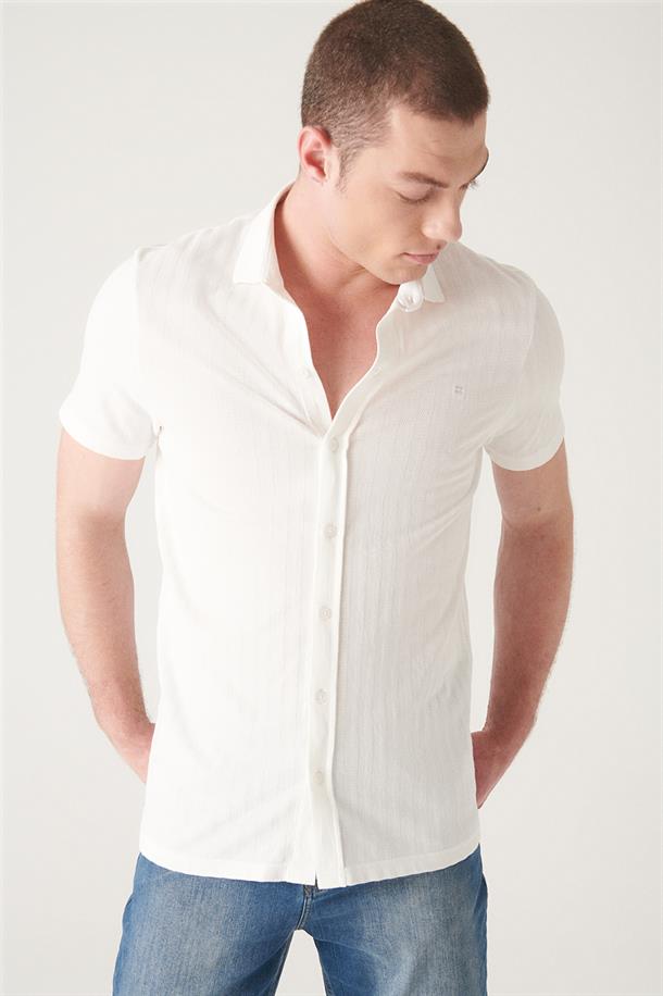 Beyaz Jakarlı Klasik Yaka Comfort Fit Kısa Kol Örme Gömlek