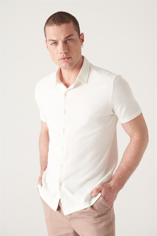 Beyaz Jakarlı Klasik Yaka Regular Fit Örme Kısa Kol Gömlek