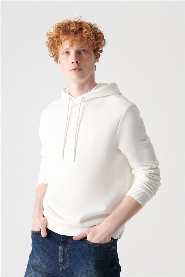Beyaz Kapüşonlu Yaka Baskılı Sweatshirt