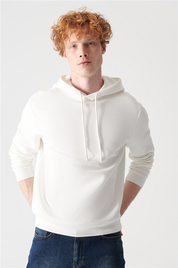 Beyaz Kapüşonlu Yaka Baskılı Sweatshirt