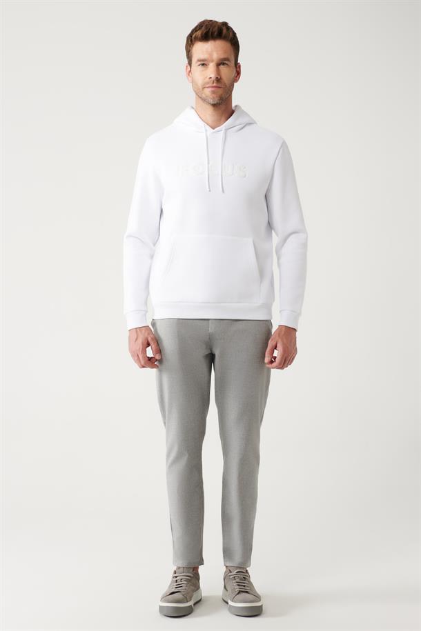 Beyaz Kapüşonlu Yaka Süzene Nakışlı Şardonlu 3 İplik Kanguru Cepli Regular Fit Standart Kesim Sweatshirt