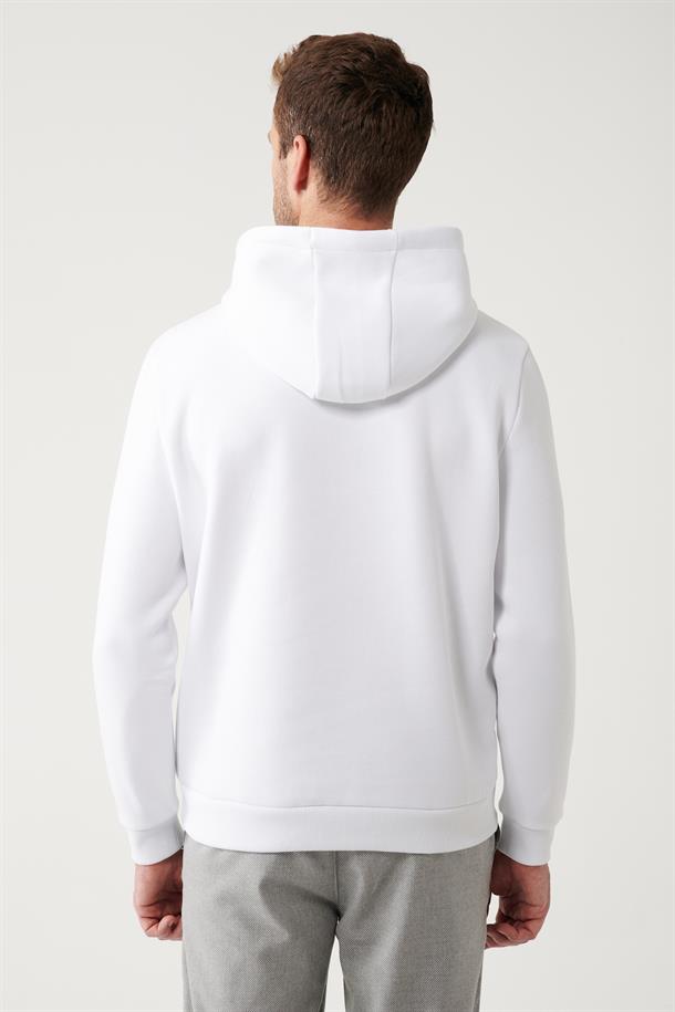 Beyaz Kapüşonlu Yaka Süzene Nakışlı Şardonlu 3 İplik Kanguru Cepli Regular Fit Standart Kesim Sweatshirt