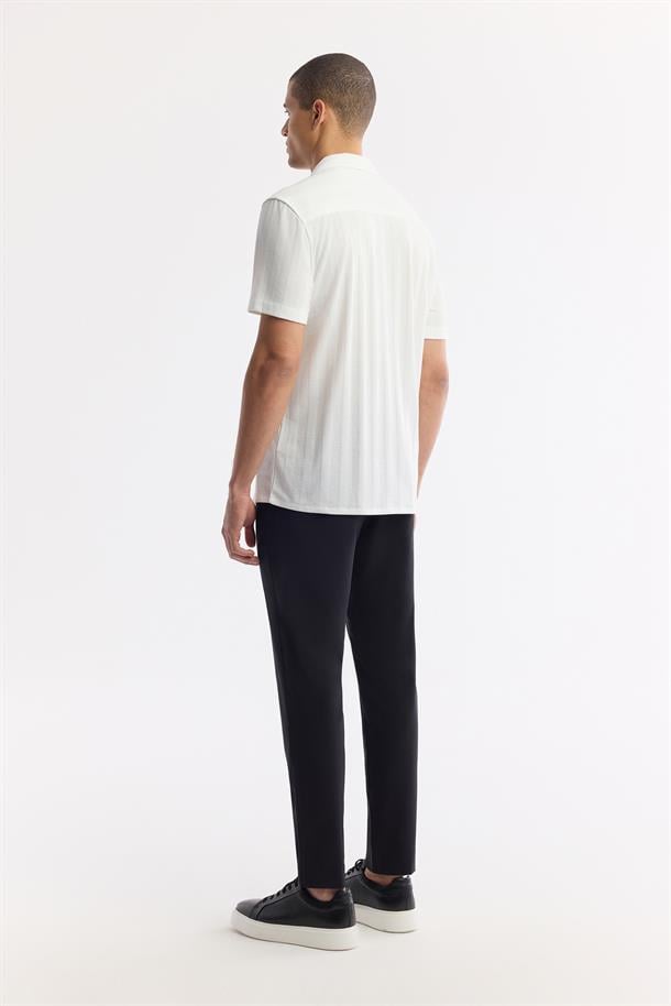 Beyaz Küba Yaka Örme Jakarlı Comfort Fit Kısa Kol Gömlek
