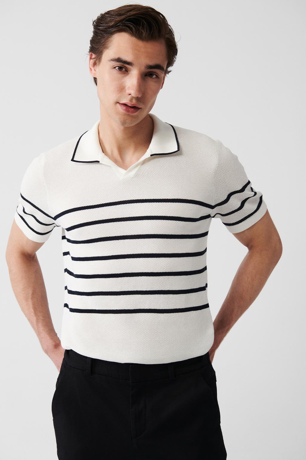 Beyaz Düğmesiz Polo Yaka Dokulu ve Çizgi Detaylı Regular Fit Triko T-Shirt