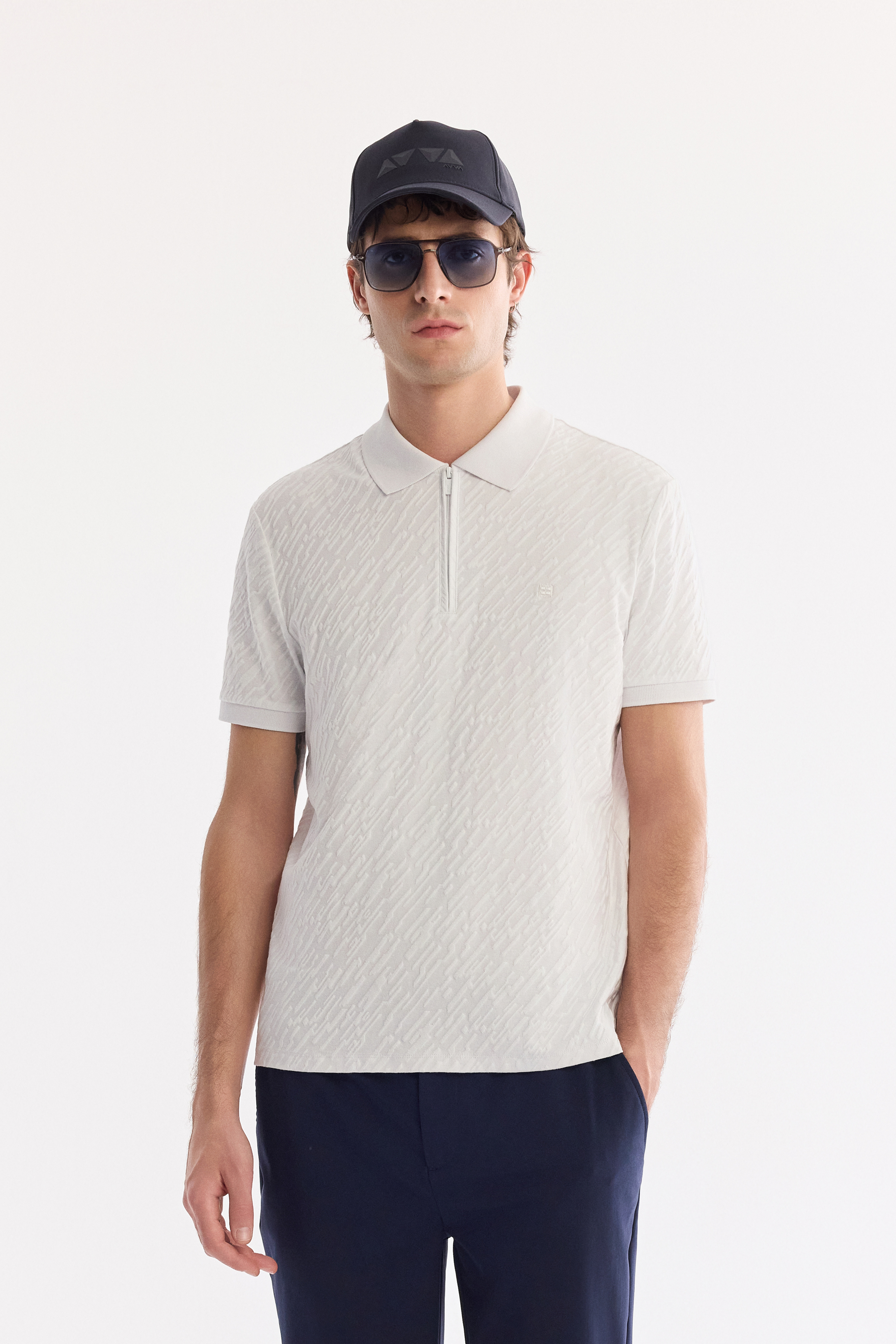 Beyaz Kıvrılmaz Polo Yaka Fermuarlı Jakarlı T-Shirt | AVVA