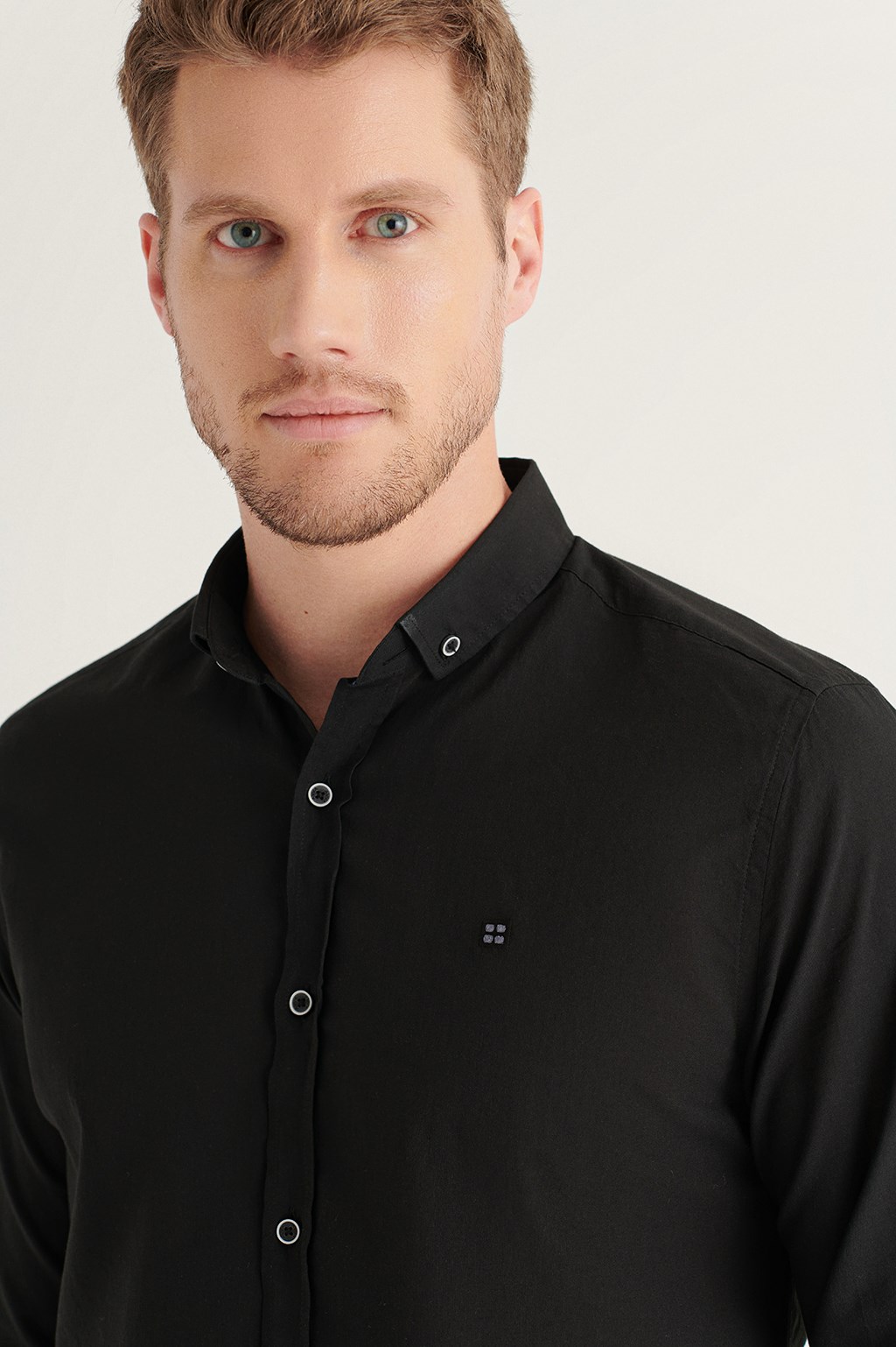 Siyah Düz Düğmeli Yaka Slim Fit Uzun Kol Vual Gömlek A11B2206-03 - AVVA