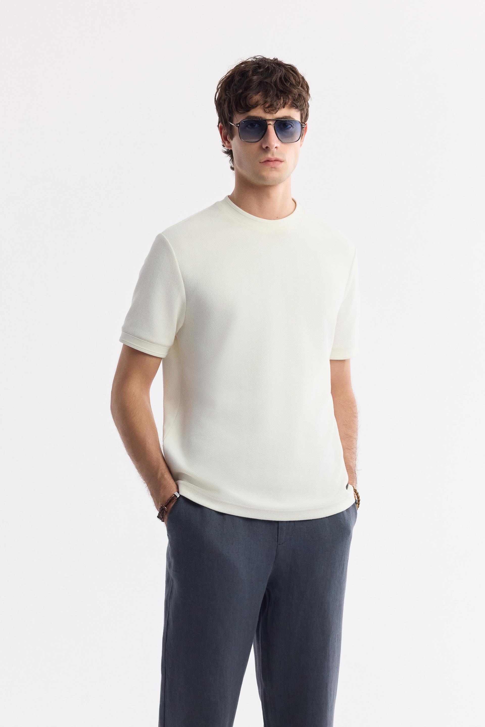 Ekru Bisiklet Yaka Pamuklu Jakarlı Elastan T-Shirt
