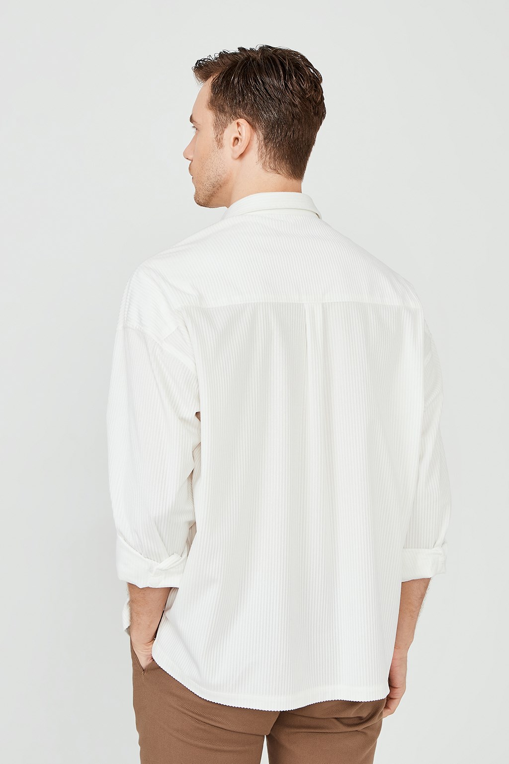 Beyaz Kadife Klasik Yaka Oversized Fit Çift Cepli Gömlek A02Y2152-05 - AVVA