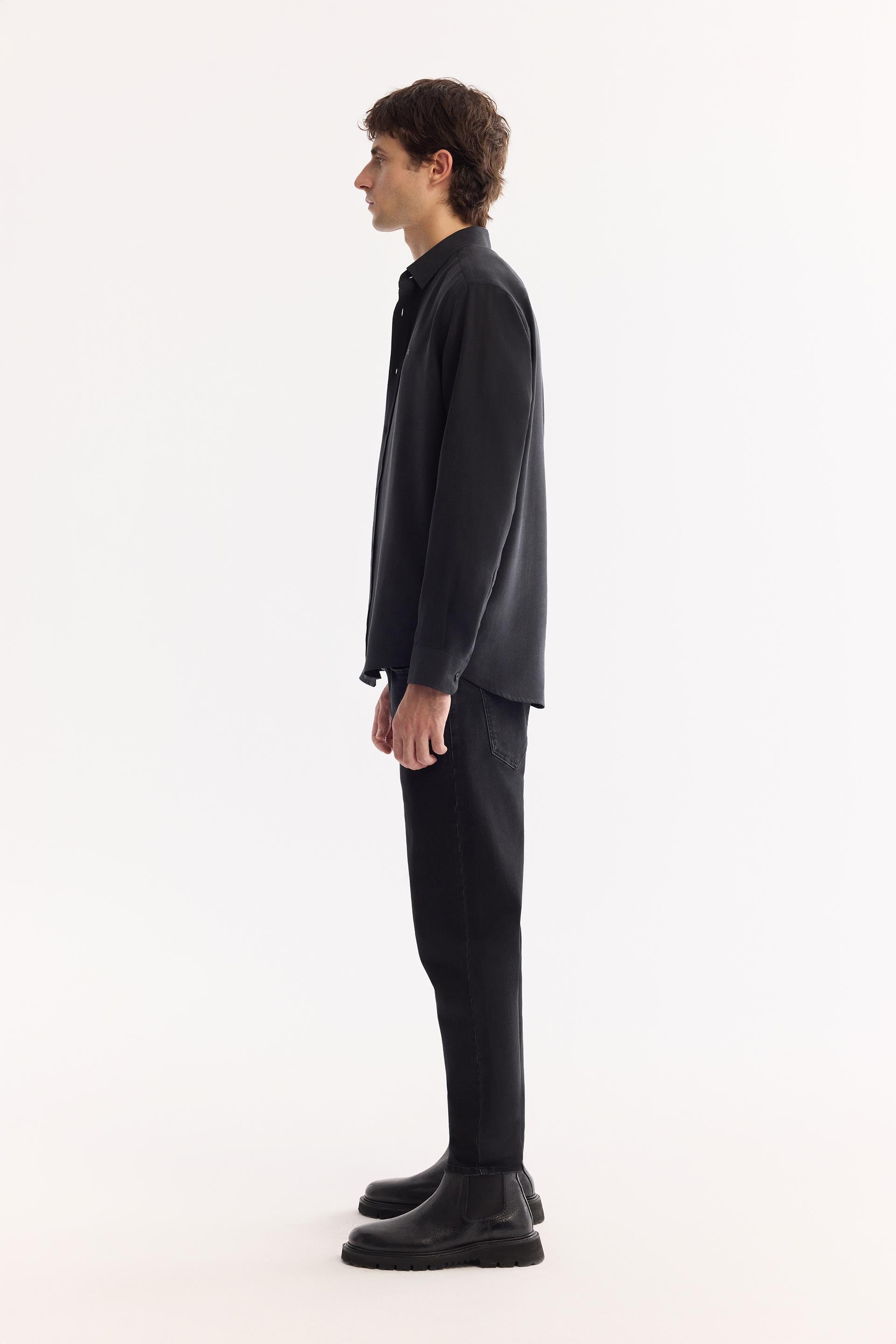 Siyah Alttan Britli Yaka Regular Fit Tencel Karışımlı Uzun Kollu