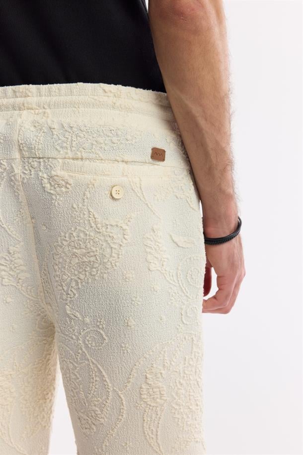 Ekru Beli Lastikli Bağcıklı Yandan Cepli Jakarlı Örme Şort