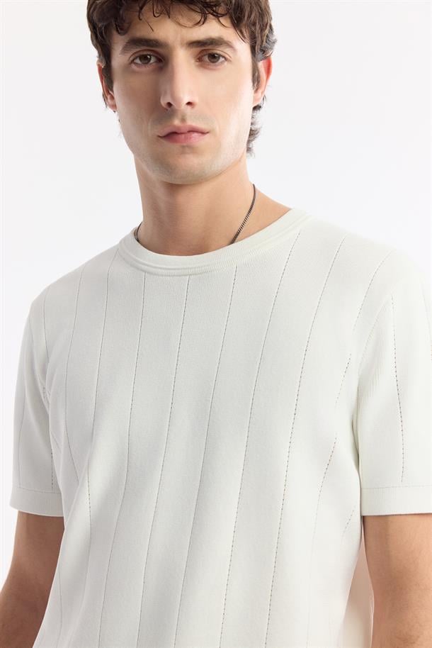 Ekru Bisiklet Yaka Boyuna Ajurlu Triko T-shirt
