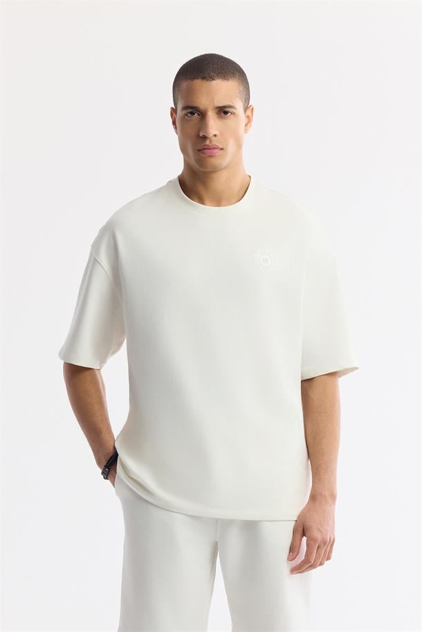 Ekru Bisiklet Yaka Oversize Aplike Baskı Detaylı 2'İplik T-Shirt