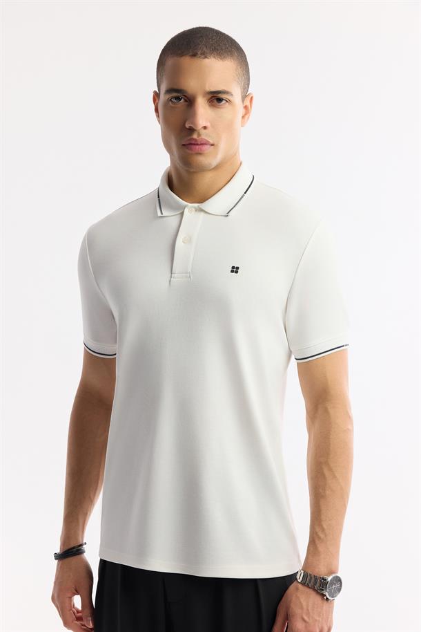 Ekru Düğmeli Polo Yaka Soft Touch Logo Detaylı T-Shirt