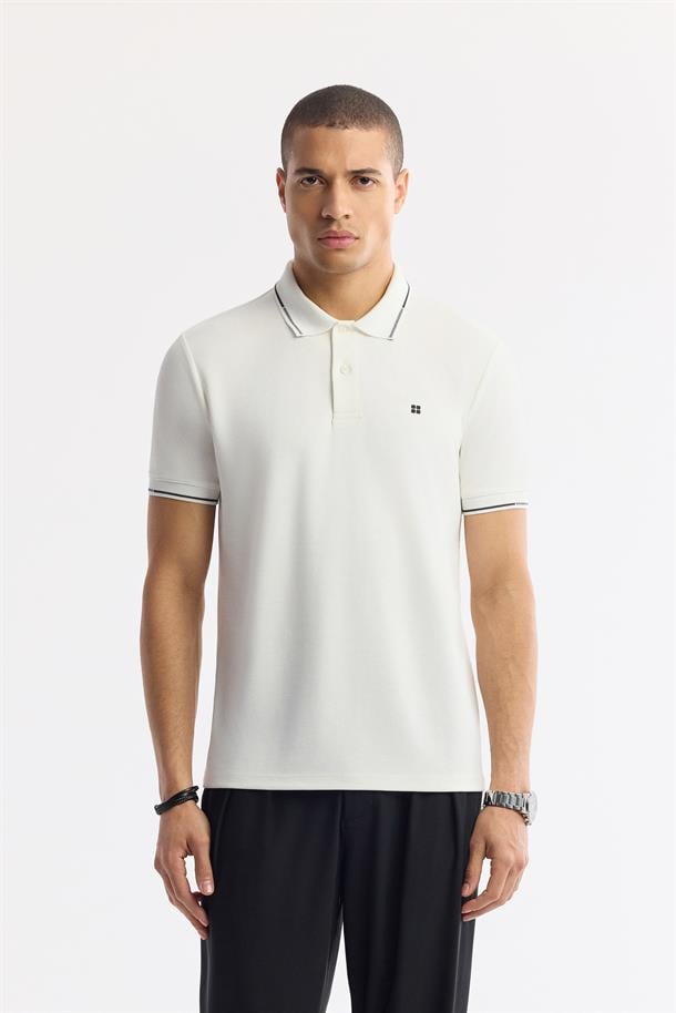 Ekru Düğmeli Polo Yaka Soft Touch Logo Detaylı T-Shirt
