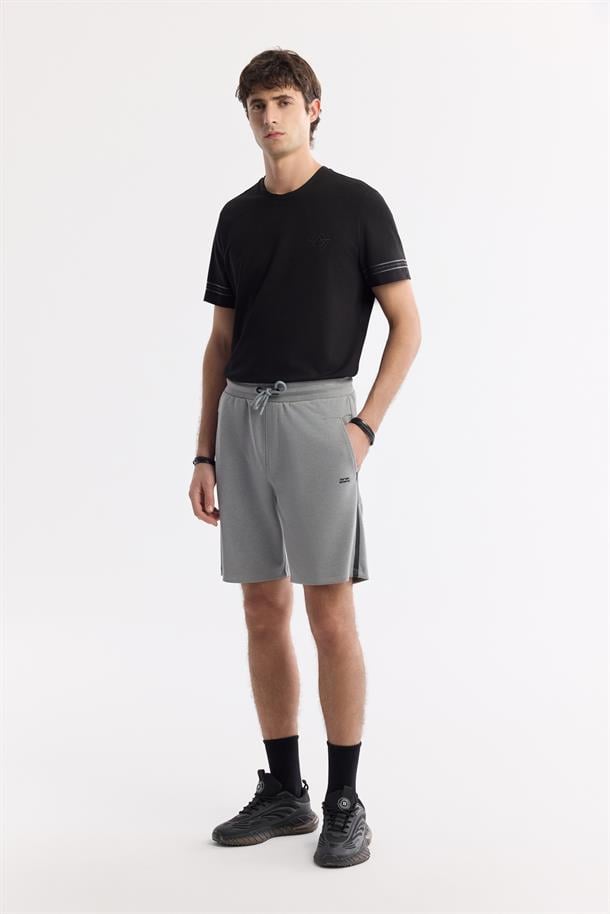 Gri Beli Lastikli Bağcıklı Yandan Cepli Flexi Baskı Detaylı Soft Touch  Örme Şort