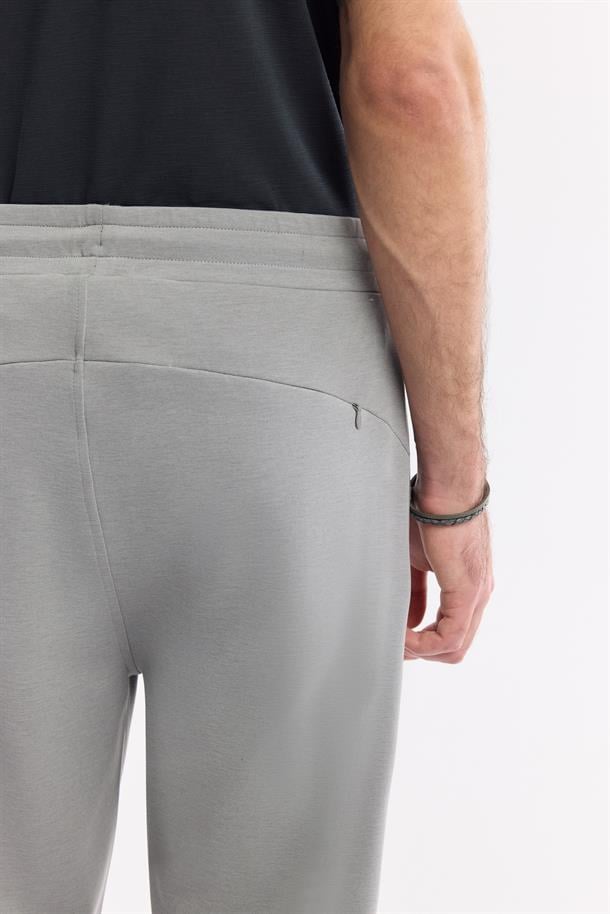 Gri Beli Lastikli Bağcıklı Yandan Cepli Flexi Baskı Detaylı Parçalı Soft Touch Jogger