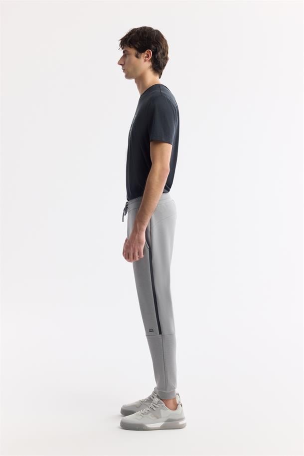 Gri Beli Lastikli Bağcıklı Yandan Cepli Flexi Baskı Detaylı Parçalı Soft Touch Jogger