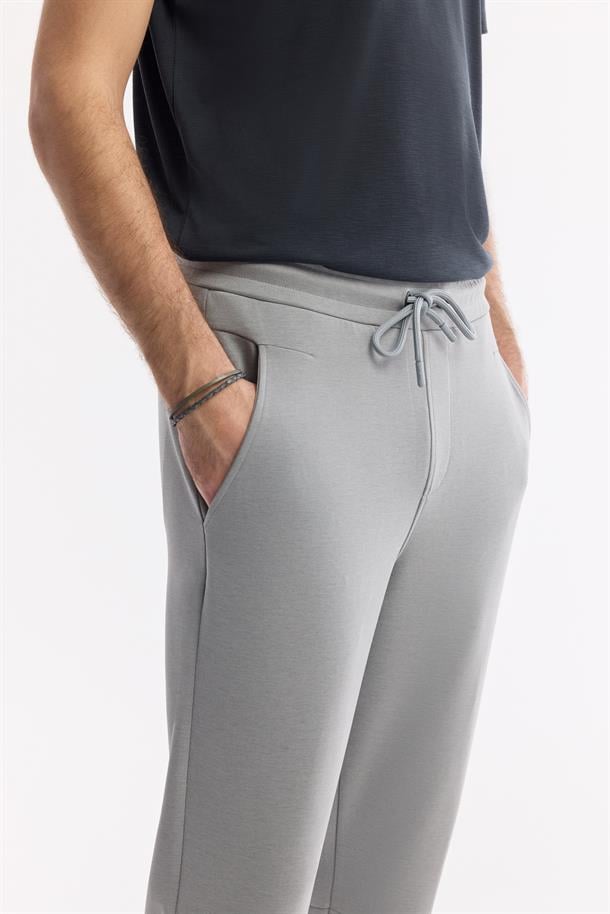 Gri Beli Lastikli Bağcıklı Yandan Cepli Flexi Baskı Detaylı Parçalı Soft Touch Jogger