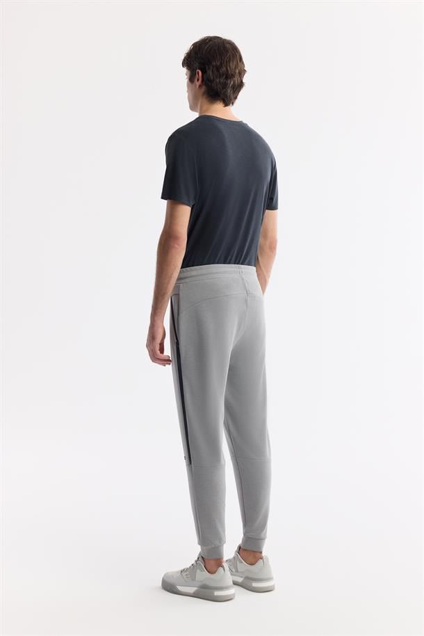 Gri Beli Lastikli Bağcıklı Yandan Cepli Flexi Baskı Detaylı Parçalı Soft Touch Jogger