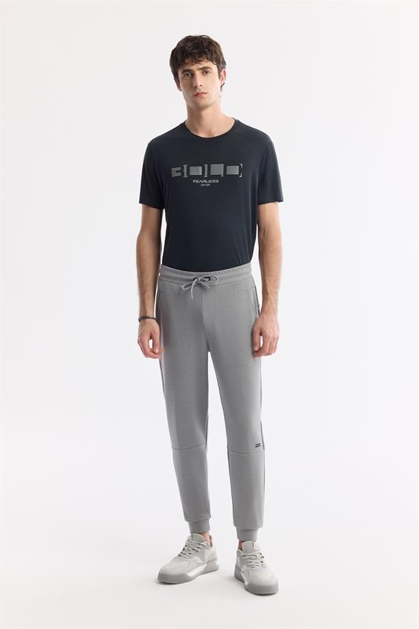 Gri Beli Lastikli Bağcıklı Yandan Cepli Flexi Baskı Detaylı Parçalı Soft Touch Jogger
