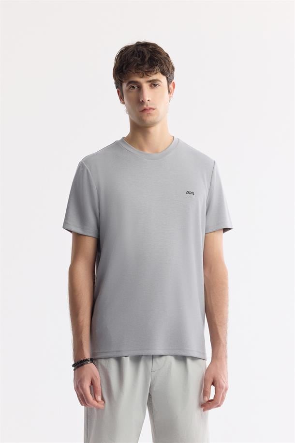 Gri Bisiklet Yaka Sırt ve Göğsü Logo Baskılı T-Shirt