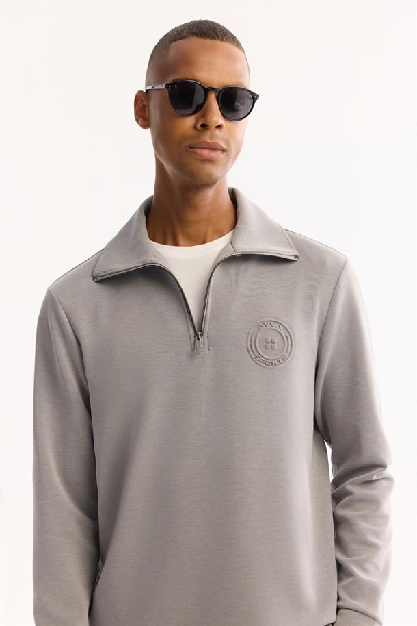 Gri Dik Yaka Fermuarlı Göğüs Gofre Baskı Logo Soft Touch Sweatshirt