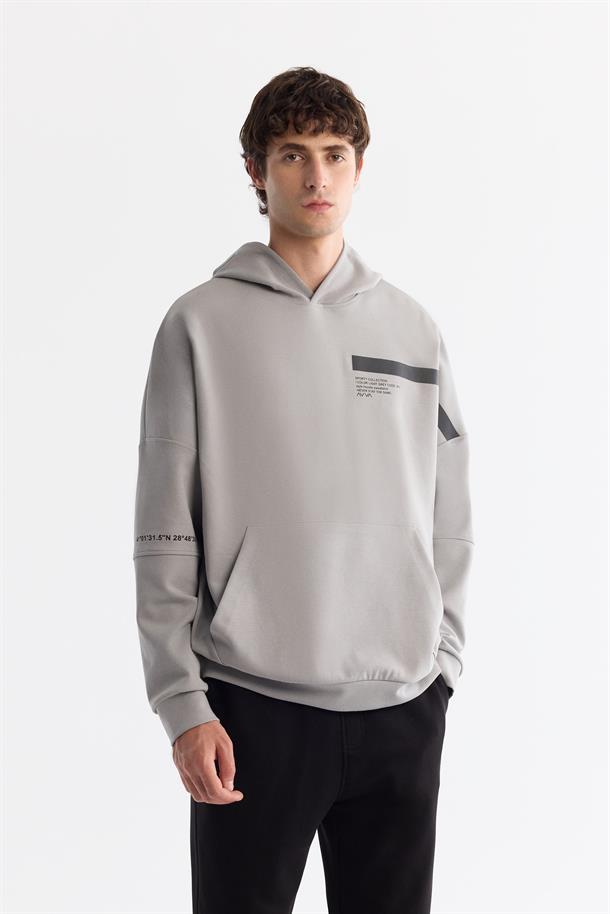 Gri Kapüşonlu Yaka Pamuklu Baskılı Sweatshirt