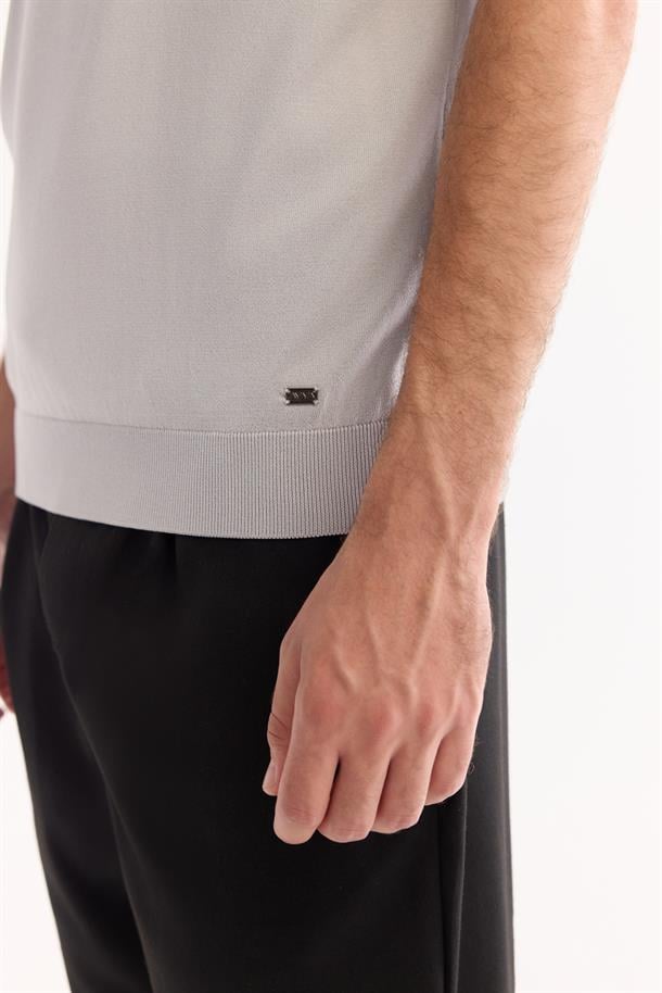 Gri Polo Yaka Fermuarlı Jakar Detaylı Rayon Triko T-shirt